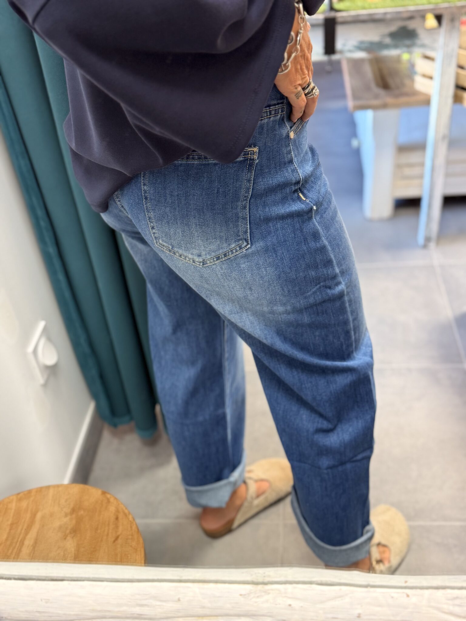 femme porte jean large double boutons