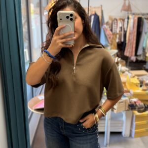 femme brune porte haut à zippe couleur marron