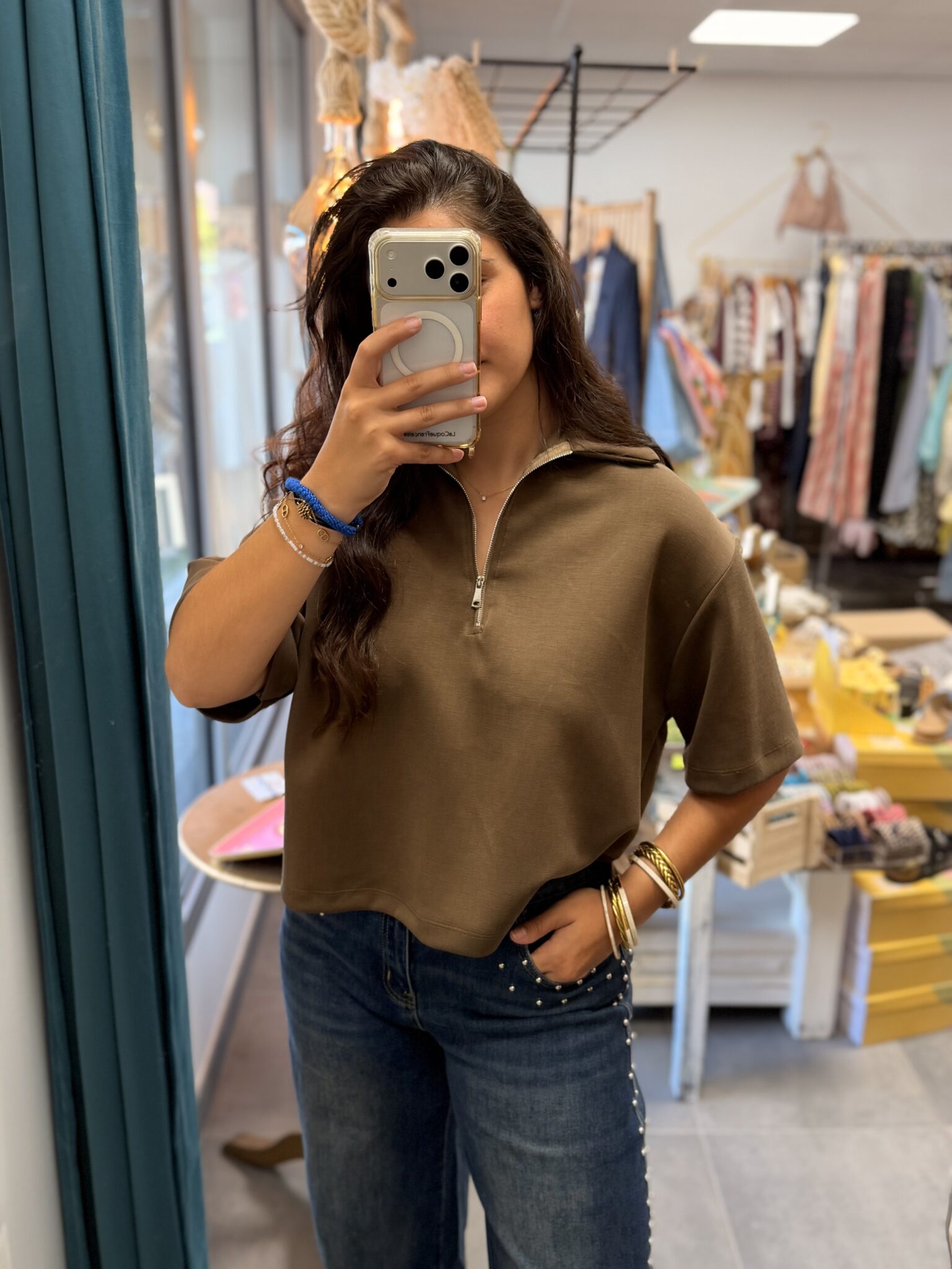 femme brune porte haut à zippe couleur marron